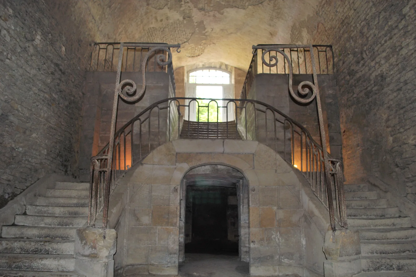 Escalier historique à double volée en pierre
