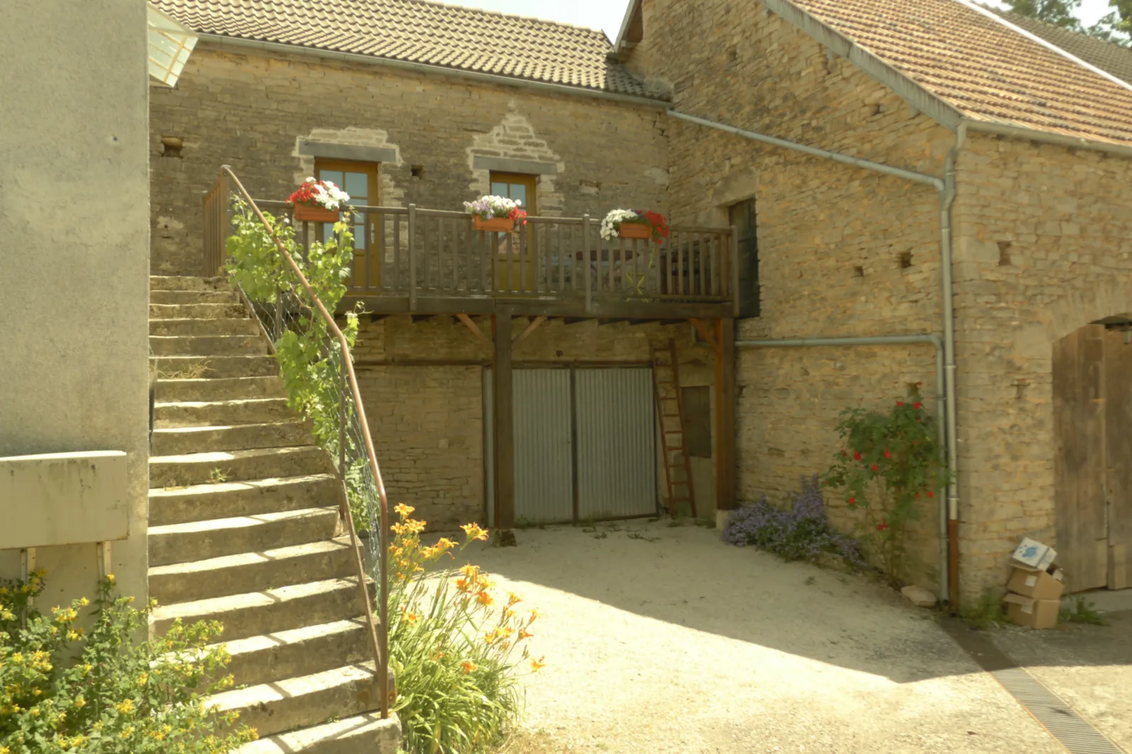 Façade de La Cabotte, escalier extérieur en pierre