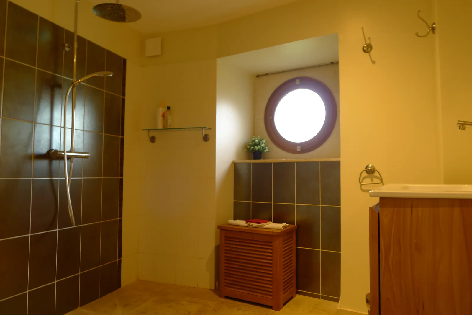 Salle de bain avec douche à l'italienne