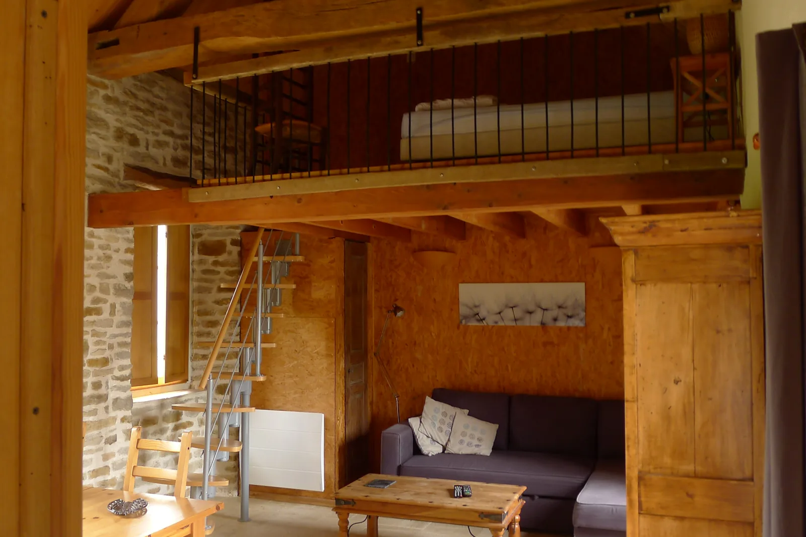 Séjour avec mezzanine et charpente en bois
