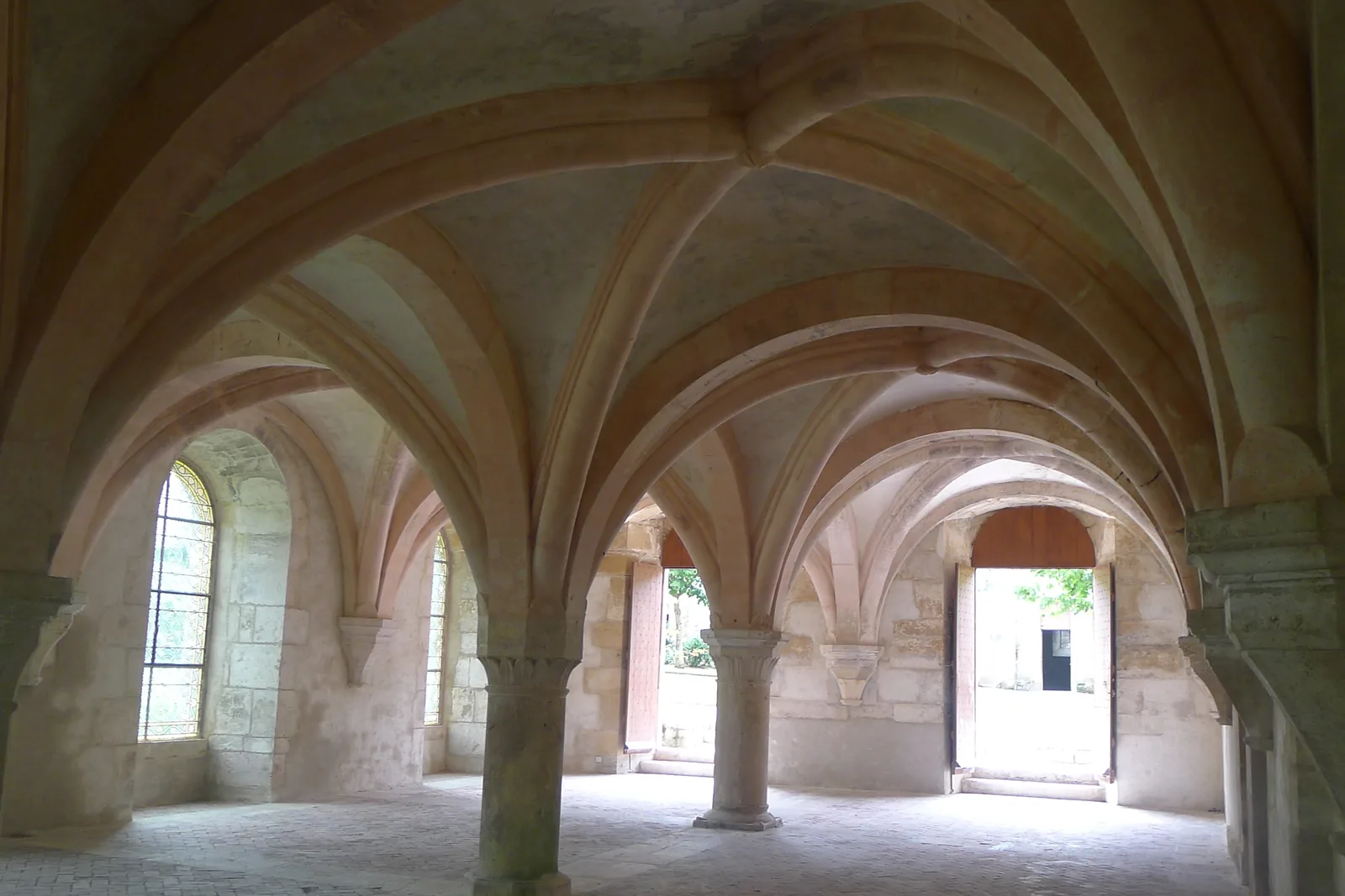 Salle voûtée d'un édifice historique à proximité
